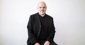 Arte y Elegancia: Hussein Chalayan Impulsa la Moda…