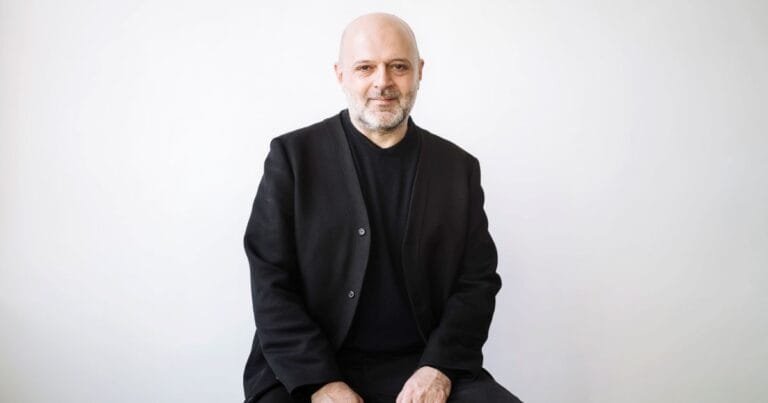 Arte y Elegancia: Hussein Chalayan Impulsa la Moda Demi-Couture en Vionnet