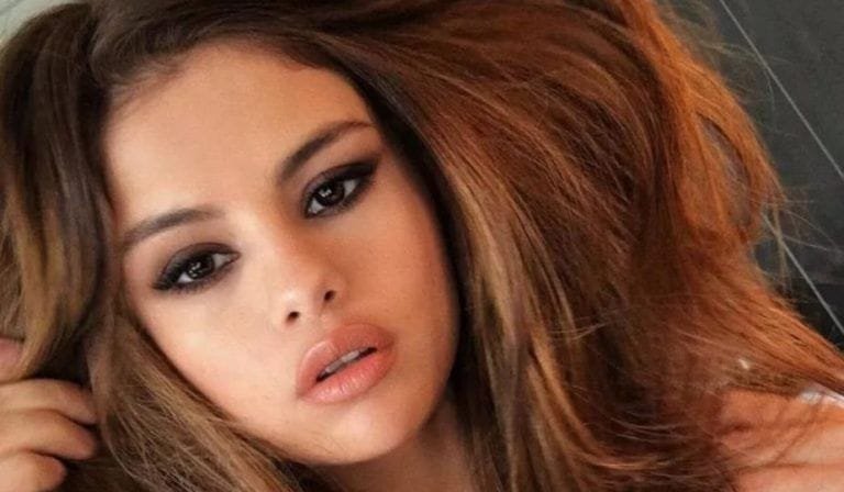 El maquillador de Selena Gomez está publicando reseñas de productos en Instagram