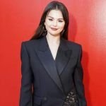 Selena Gomez lució chic parisina en un conjunto a juego en blanco y negro