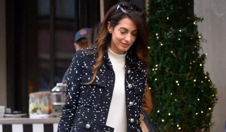 Amal Clooney combinó microvestido con tendencia calzado primavera 2023