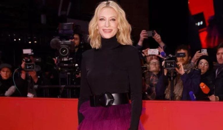 Cate Blanchett lució un vestido de falda con volantes y un cinturón Y2K
