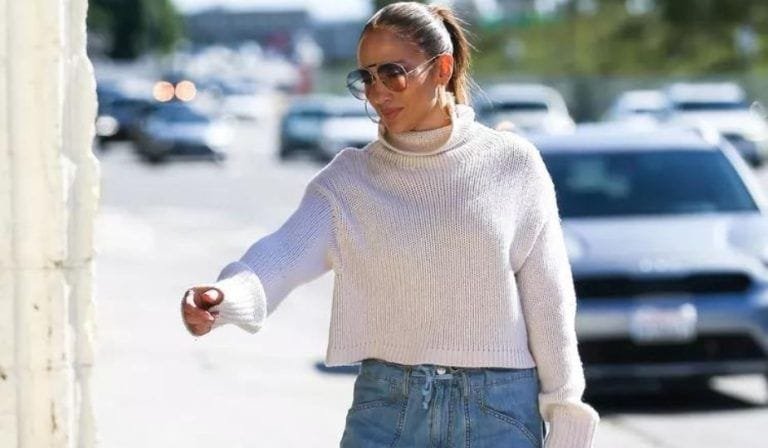 Jennifer Lopez lució jeans de pierna ancha