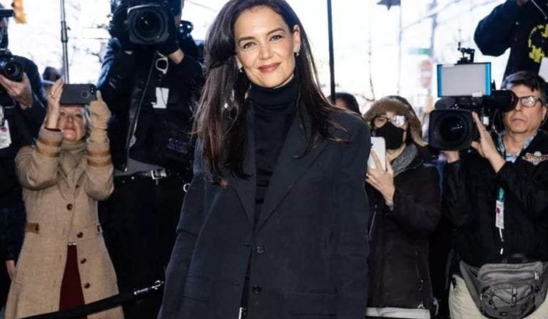 Katie Holmes con pantalones de cebra con lentejuelas