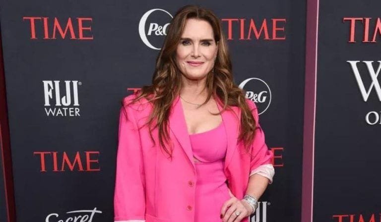 Brooke Shields usó el estilo sin camisa y con ropa holgada