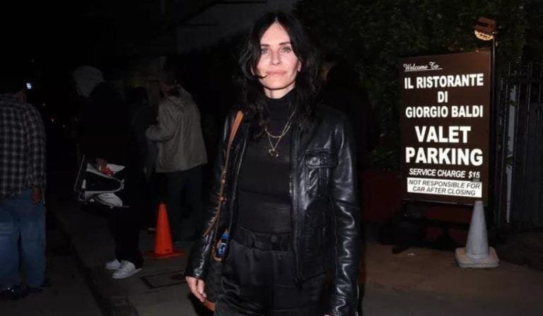 Courteney Cox usó un top transparente
