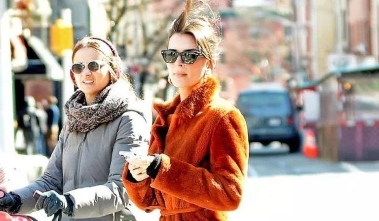 Emily Ratajkowski exhibe el abrigo de moda para la temporada de primavera