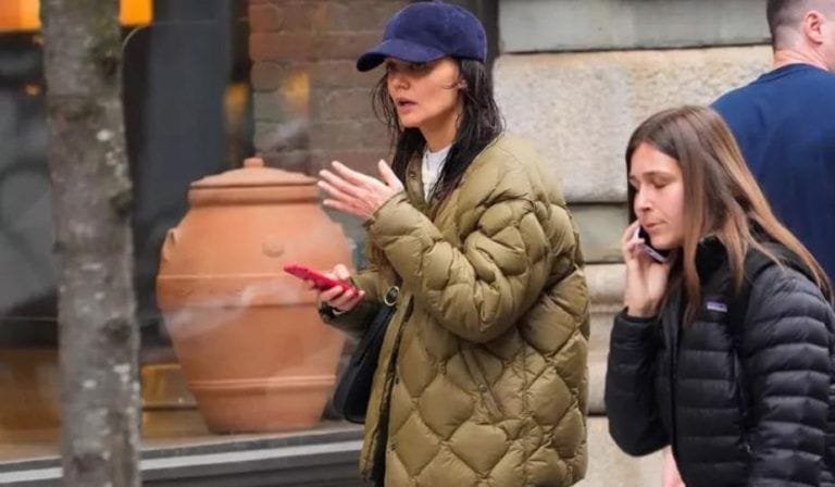 Katie Holmes llevó zapatillas y jeans punk de los 80