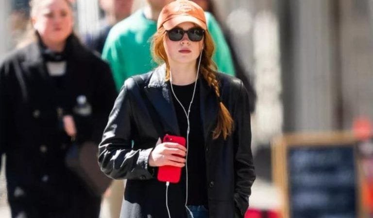 Sadie Sink luce sencilla con camiseta y jeans, como Jennifer Lawrence