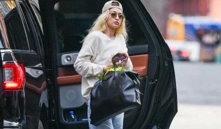 Gigi Hadid también usa la tendencia de bolsos de Katie Holmes