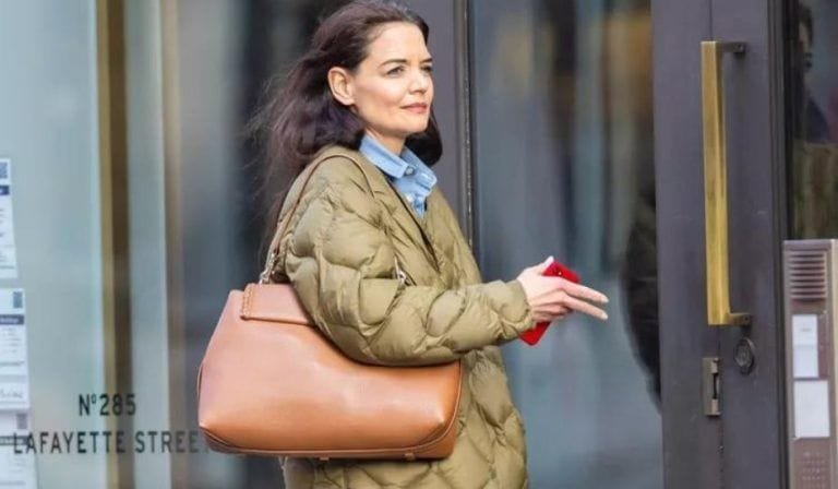 Katie Holmes muestra tendencia de abrigo polarizado disponible en primavera 2023