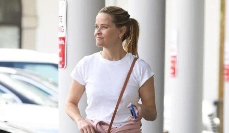 Reese Witherspoon lució prenda básica esencial de Hollywood