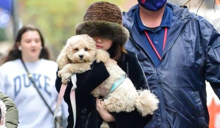 Selena Gomez usó sus polémicas botas con los pantalones Ugg