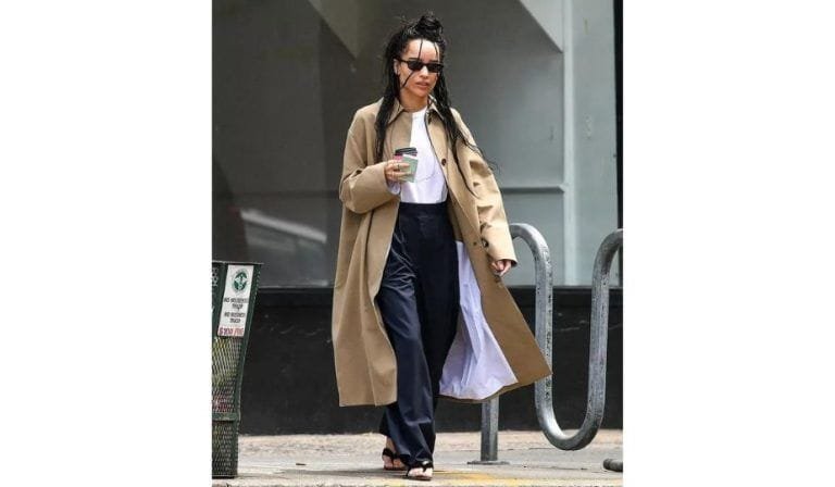 Zoë Kravitz lució estas chanclas