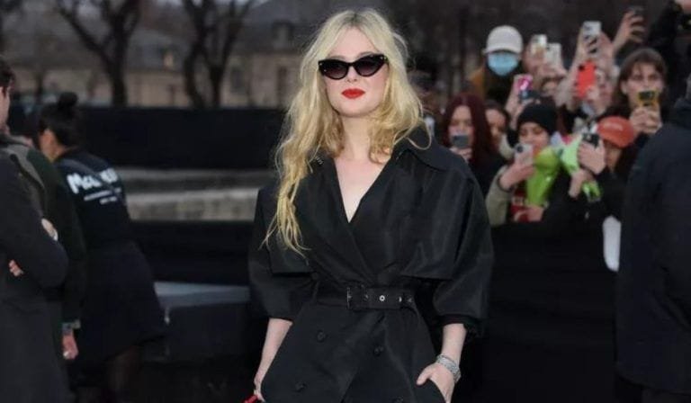 Elle Fanning luce abrigo ultra sexy