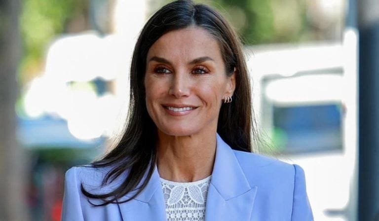Reina Letizia y su elegancia al lucir traje