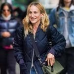 Sarah Jessica Parker combinó una bolsa ultra-práctica con jeans dobladillos