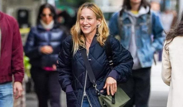 Sarah Jessica Parker combinó una bolsa ultra-práctica con jeans dobladillos