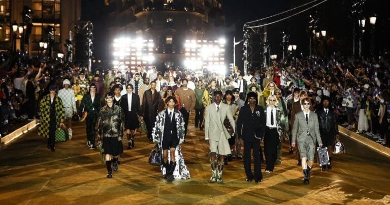 El polémico desfile de Louis Vuitton en el Pont-Neuf