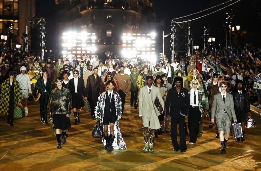 El polémico desfile de Louis Vuitton en el Pont-Neuf