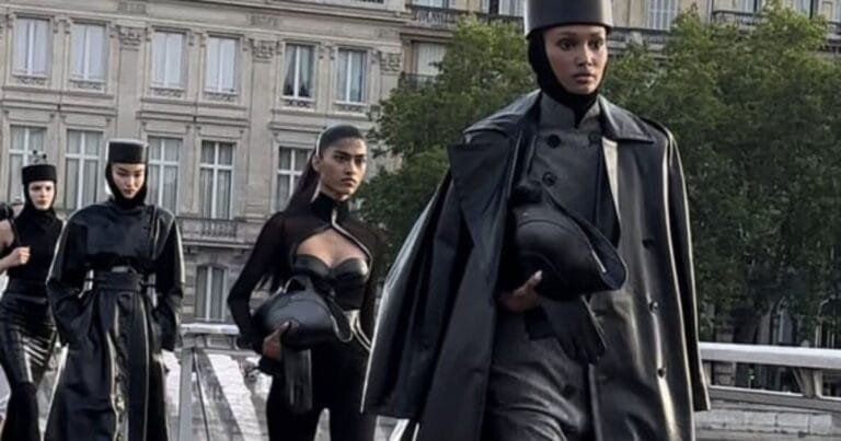 Alaïa deslumbra al cruzar el Sena