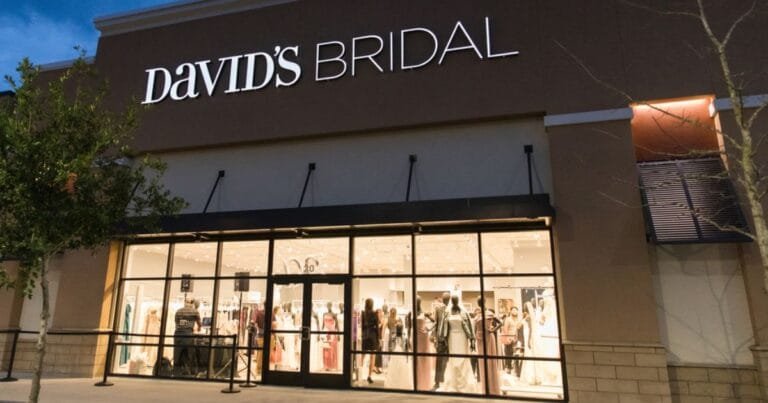 ¡No es el Final! David’s Bridal Logra Evitar el Cierre con una Venta en Bancarrota