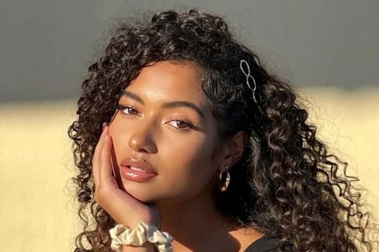 El corte para cabello rizado que aporta volumen desde la raíz y equilibra las facciones