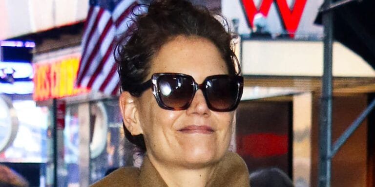 Katie Holmes lució una versión oversize de este práctico básico de invierno
