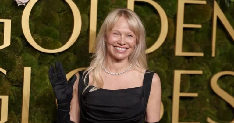 Pamela Anderson estrena flequillo cortina en los Globos de Oro 2025