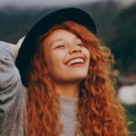 Corte de pelo rizado que realza y potencia los bucles, apto para todo tipo de cabellos