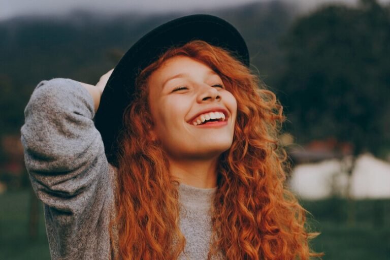 Corte de pelo rizado que realza y potencia los bucles, apto para todo tipo de cabellos