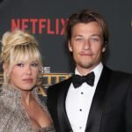 El rubio es extremadamente artificial y le hace parecer mucho más mayor