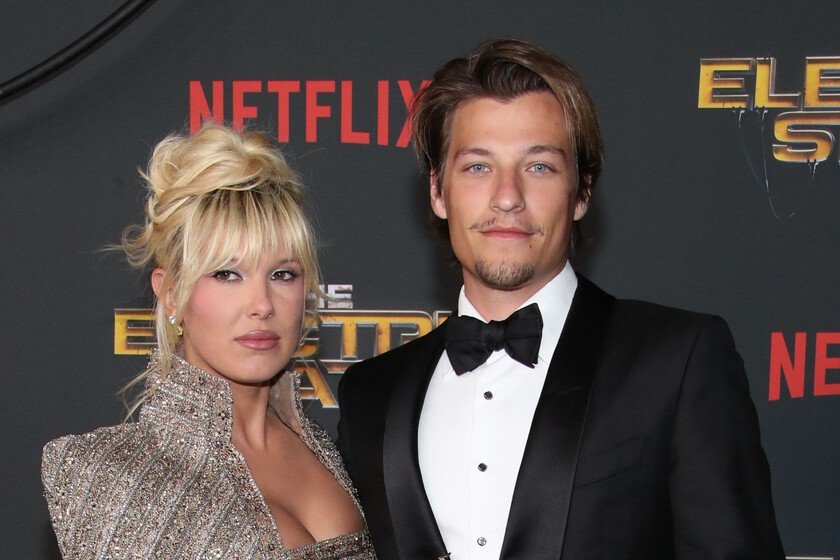 El rubio es extremadamente artificial y le hace parecer mucho más mayor