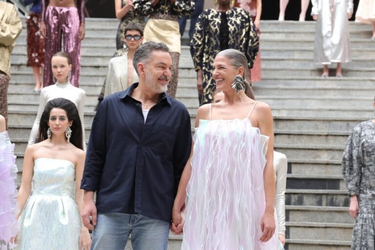 Laura Sánchez regresa a las pasarelas luciendo sus canas