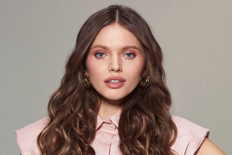 Bely Gallego, experta en cabello de Bellissima: «Es fundamental usar sérums o aceites anti-frizz al realizar ondas, ya que mantienen el cabello hidratado, suave y controlado, evitando el encrespamiento»