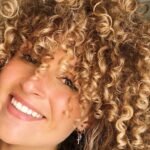 Consigue unos rizos definidos y voluminosos con este sencillo truco que usaba tu abuela