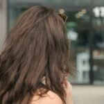 Las chicas con pelo graso han sustituido el champú seco por agua micelar y los dermatólogos aprueban el truco