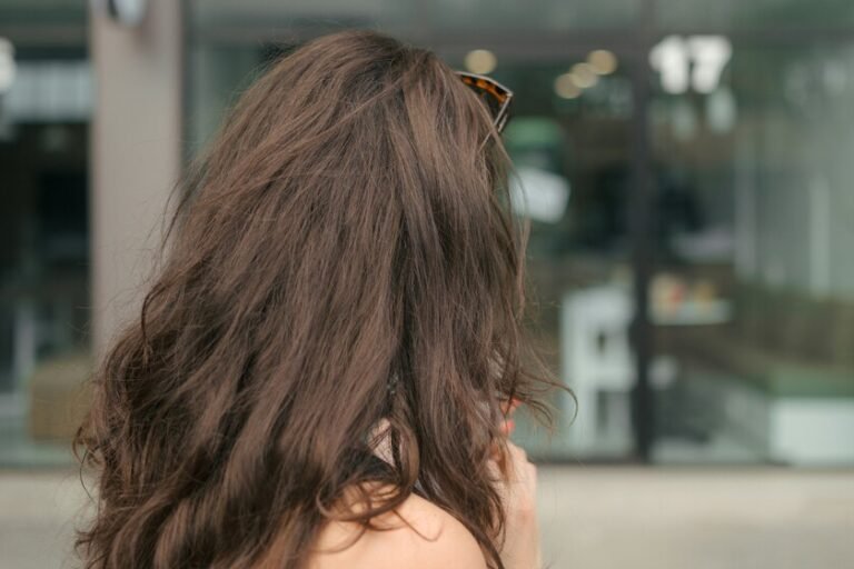 Las chicas con pelo graso han sustituido el champú seco por agua micelar y los dermatólogos aprueban el truco