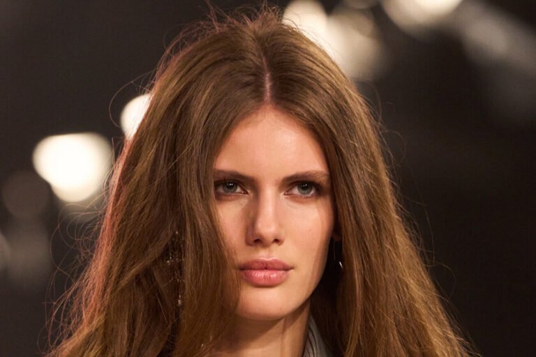 Vas a adorar tu frizz: esta primavera las melenas encrespadas son tendencia