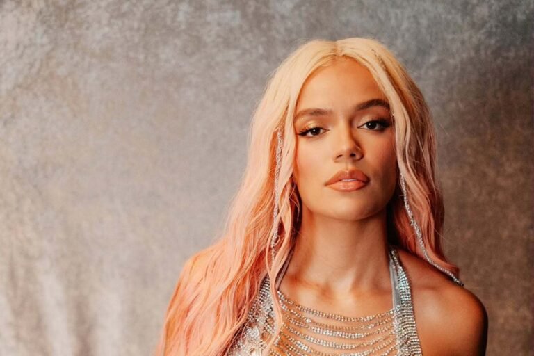 Karol G no solo estrena documental en Netflix, sino que también se cambia de look con una tendencia actual
