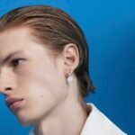 El icónico peinado de los años veinte vuelve a ser el preferido de los hombres más elegantes este verano de 2025