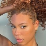 Adiós al frizz con este peinado que realza los rizos…