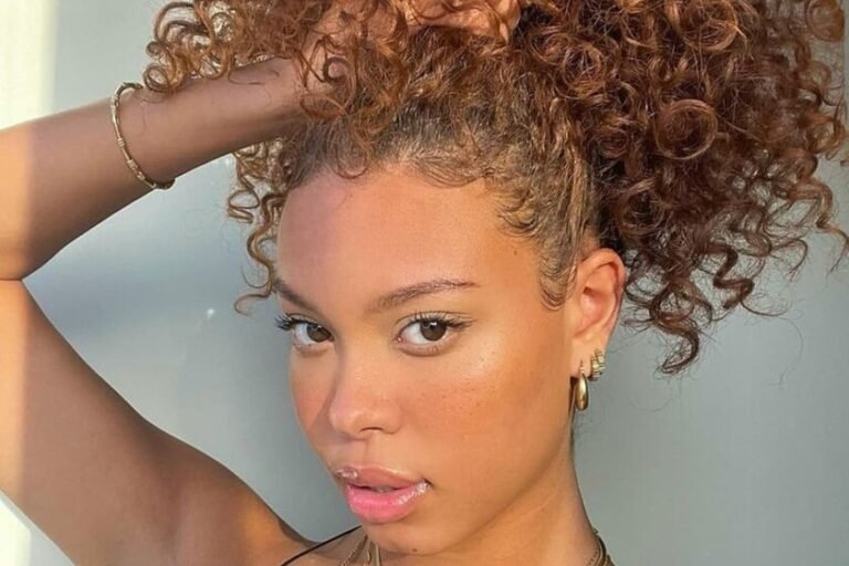 Adiós al frizz con este peinado que realza los rizos y estiliza las facciones