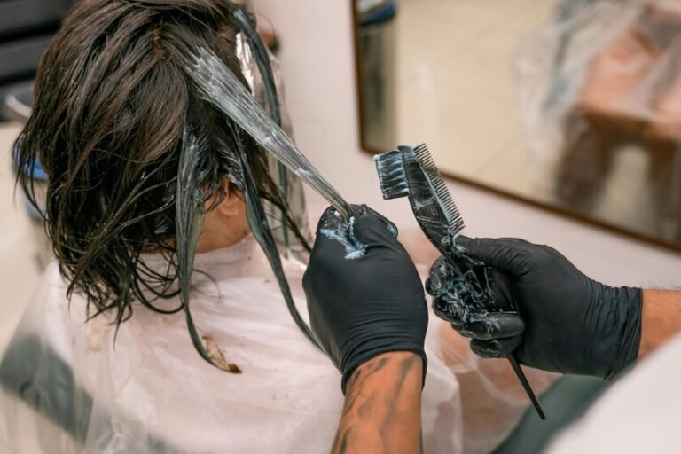 Hay un error que no debes cometer antes de ir a la peluquería que puede hacer que el tinte no quede uniforme
