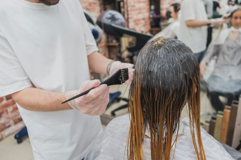 Las mechas en tendencia que se han convertido en la opción ideal para integrar las canas