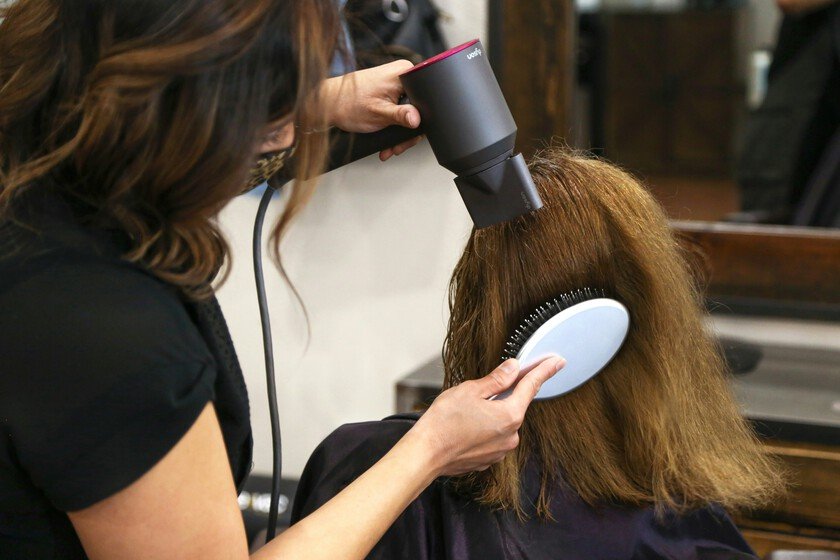Un error muy común que causa encrespamiento en mujeres mayores de 50 al secar su pelo