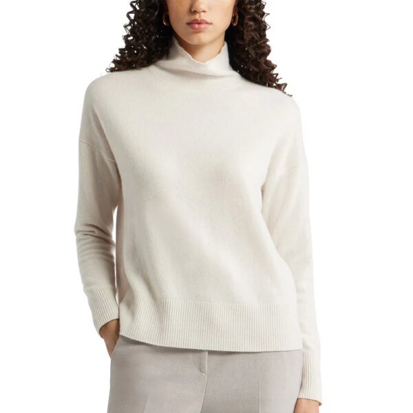 Pamela Anderson Llevó la Combinación de Suéter y&hellip;