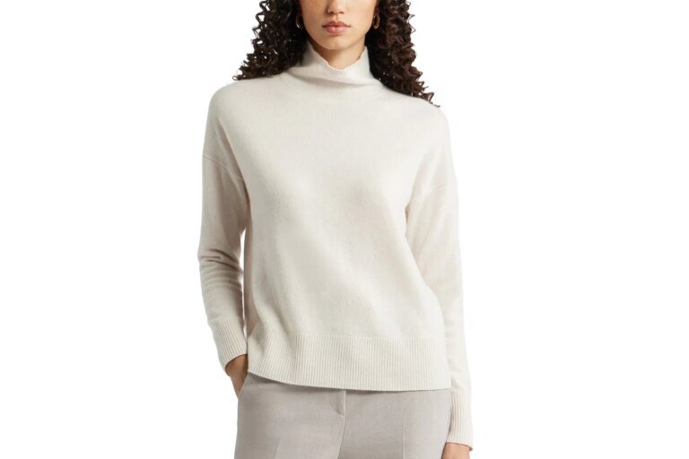 Pamela Anderson Llevó la Combinación de Suéter y Abrigo que Todas las Chicas In están Usando Ahora