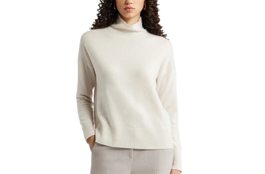 Pamela Anderson Llevó la Combinación de Suéter y Abrigo que Todas las Chicas In están Usando Ahora