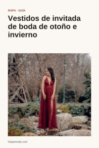 Pin de Pinterest: mujer con vestido largo burdeos en un jardín en otoño